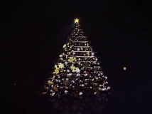 三维雪花和彩球形成的巨大圣诞树生长动画